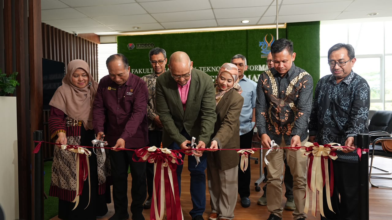 Pemotongan pita peresmian Kideco Corner di Fakultas Sains & Teknologi Informasi ITK.